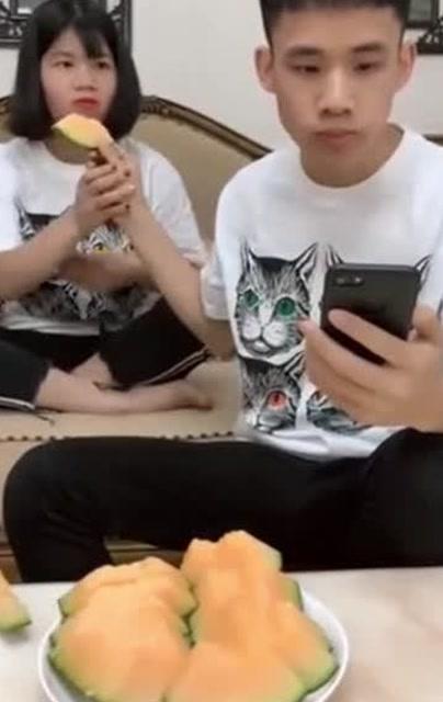 弟弟跟亲姐姐吃瓜,亲姐弟共度瓜田时光