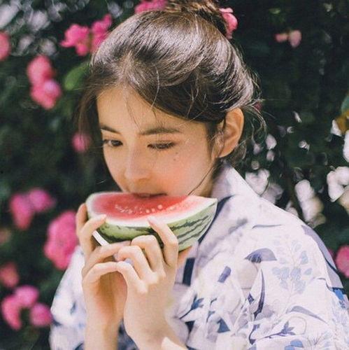 姐妹吃瓜照片高清图,吃瓜瞬间尽显青春风采