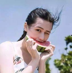 姐妹吃瓜照片高清图,吃瓜瞬间尽显青春风采