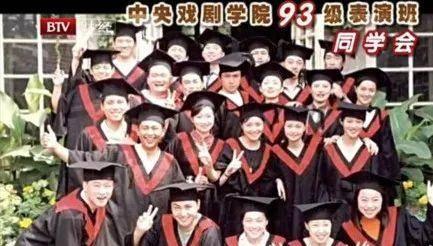 三百多个男孩吃瓜,欢乐时光难忘