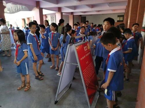 三百多个男孩吃瓜,欢乐时光难忘