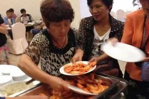 缅甸现场大妈吃瓜,现场热闹非凡