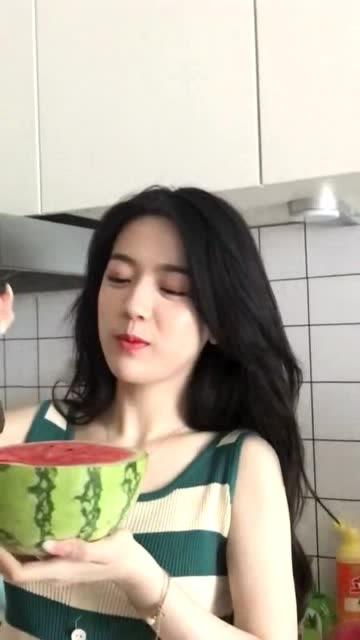 中国美女吃瓜,吃瓜热议不断