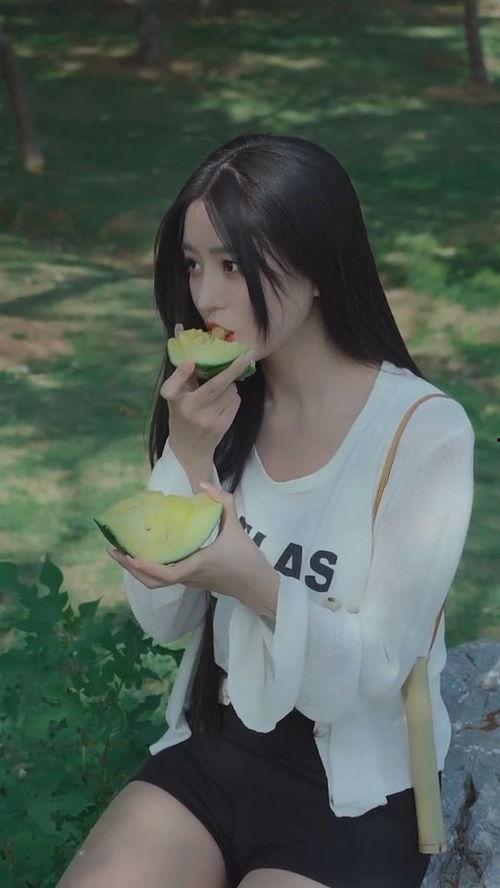 中国美女吃瓜,吃瓜热议不断