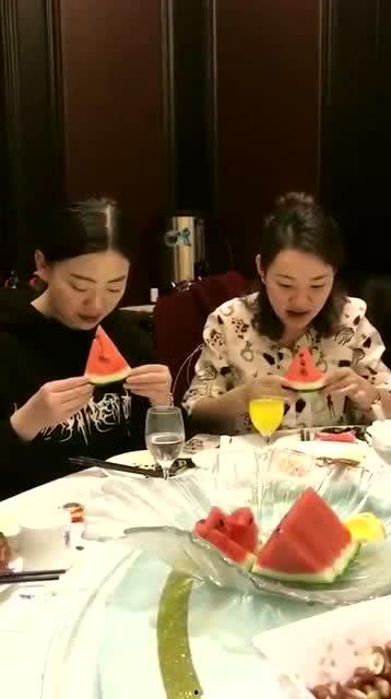 吃蜜瓜 嘴巴痛,揭秘吃蜜瓜嘴巴痛的真相