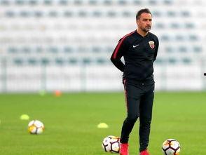 佩雷拉吃哈密瓜,佩雷拉畅享哈密瓜美味时光