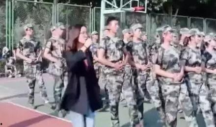 酒吧事件吃瓜军训,军训生活再掀波澜
