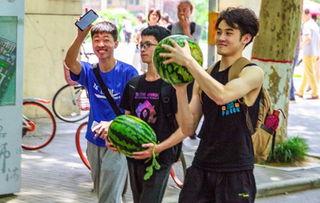 学生搞笑吃瓜,学生们的欢乐日常