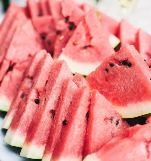 做梦吃瓜吃鸡肉啥意思呀,吃瓜鸡肉背后的寓意解读